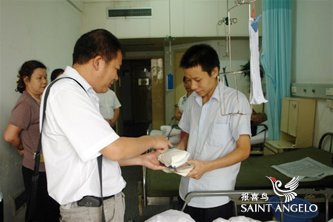 慷慨解囊助工友 雪中送炭显真情