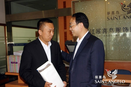 创先争优献爱心——报喜鸟第六党支部为量体定制部何建同事捐款