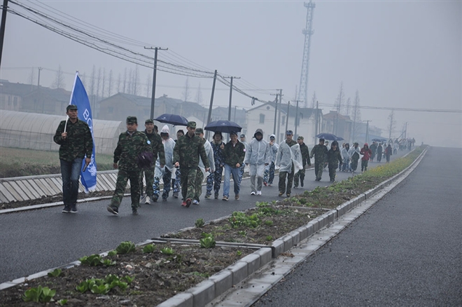 上海宝鸟开展40公里徒步拉练 铸铿锵团队
